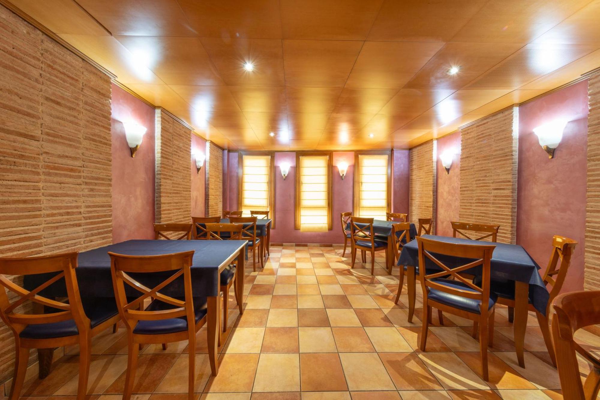 Hostal Sin Recep24H Puerta De La Villa - Pet Friendly & Restaurante Almazán Exterior photo