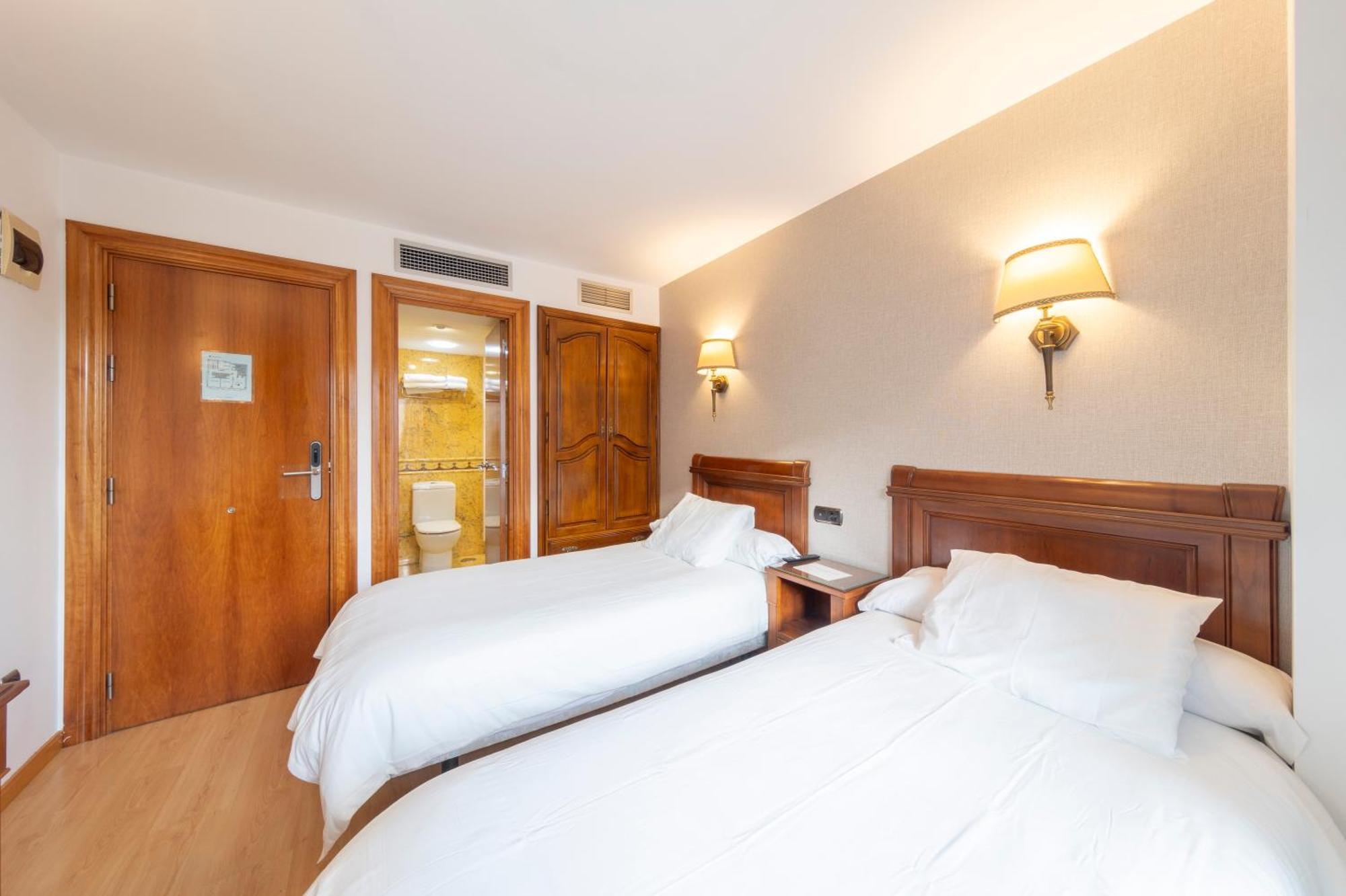 Hostal Sin Recep24H Puerta De La Villa - Pet Friendly & Restaurante Almazán Exterior photo
