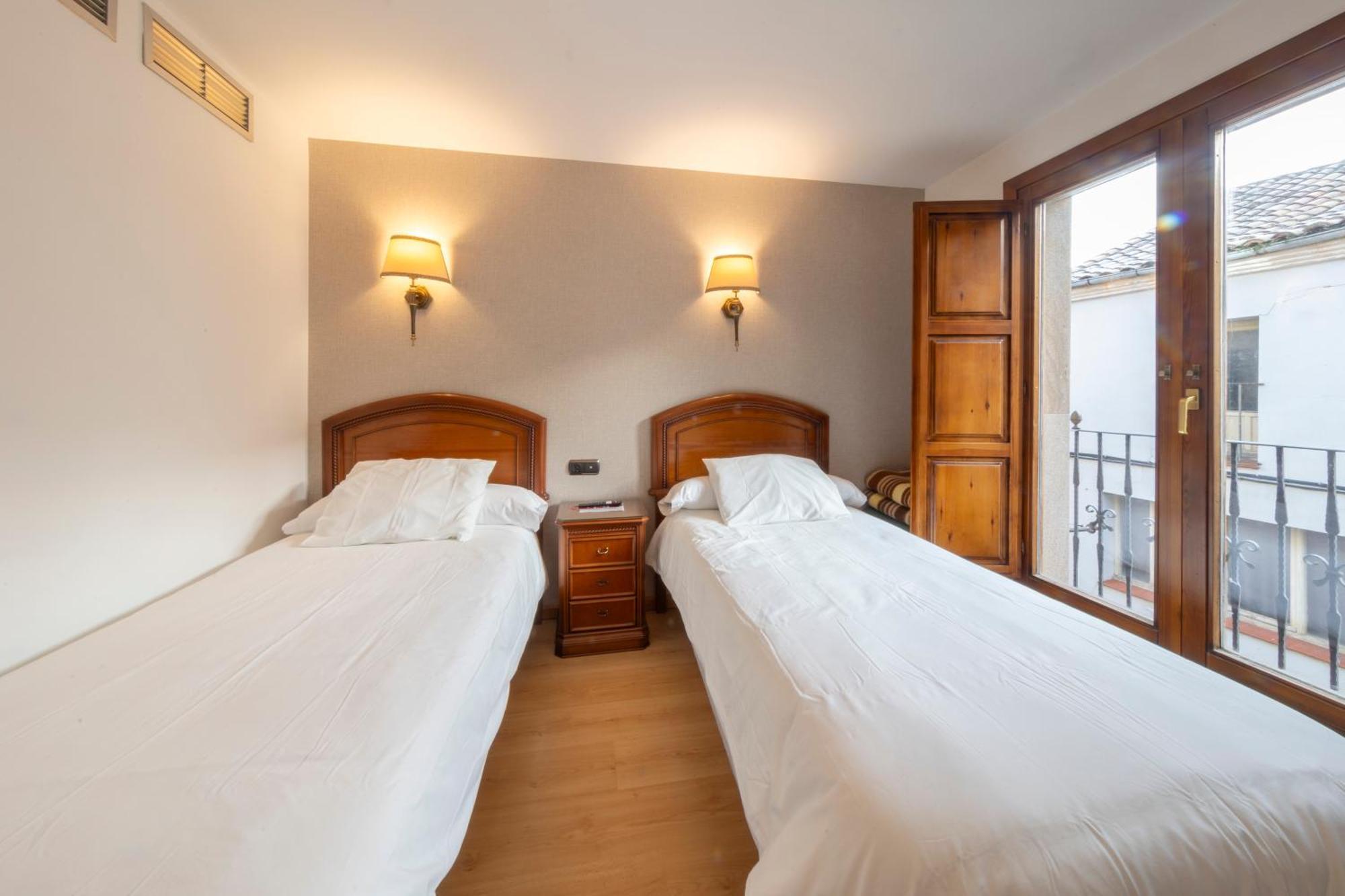 Hostal Sin Recep24H Puerta De La Villa - Pet Friendly & Restaurante Almazán Exterior photo