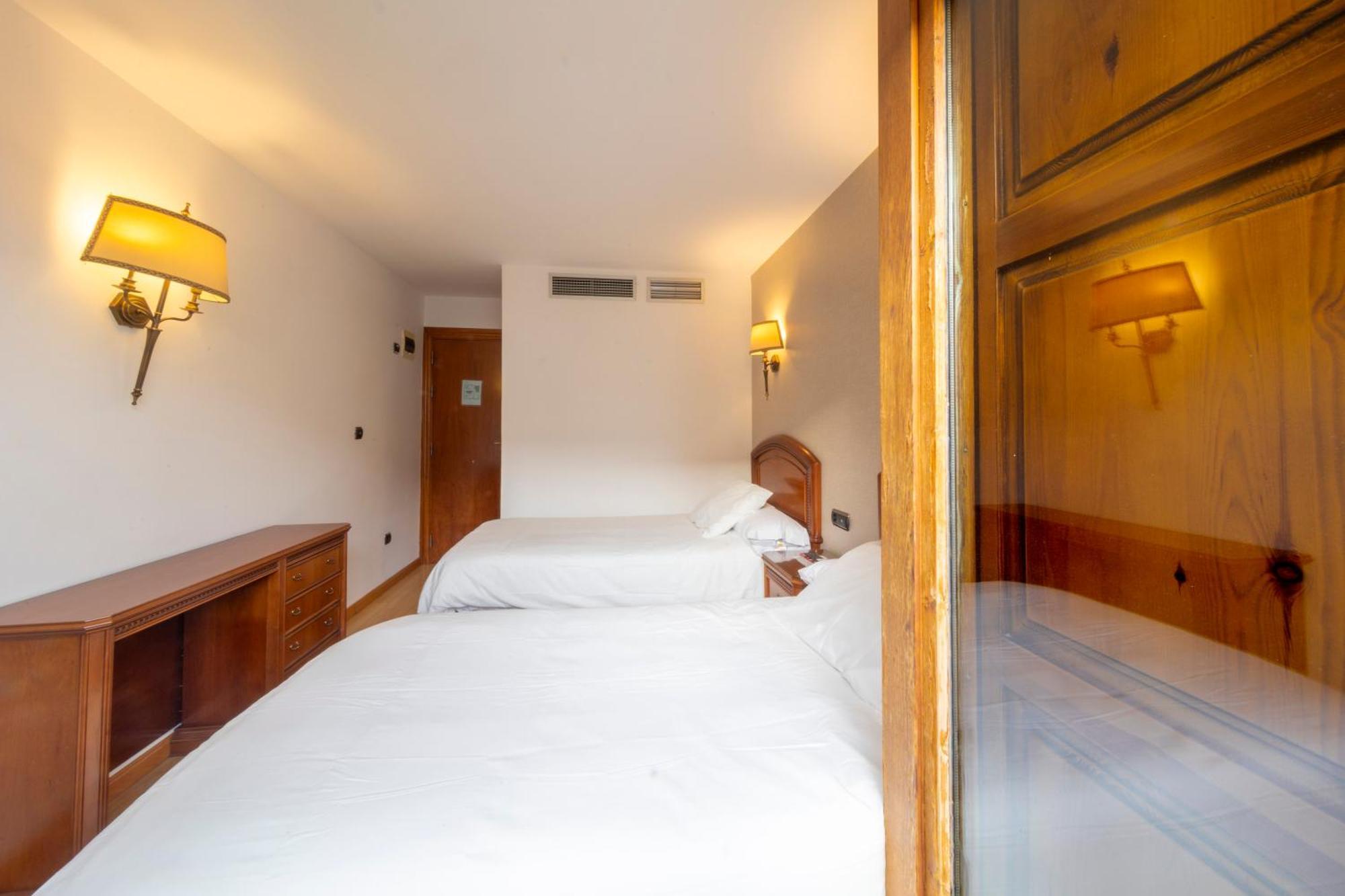 Hostal Sin Recep24H Puerta De La Villa - Pet Friendly & Restaurante Almazán Exterior photo