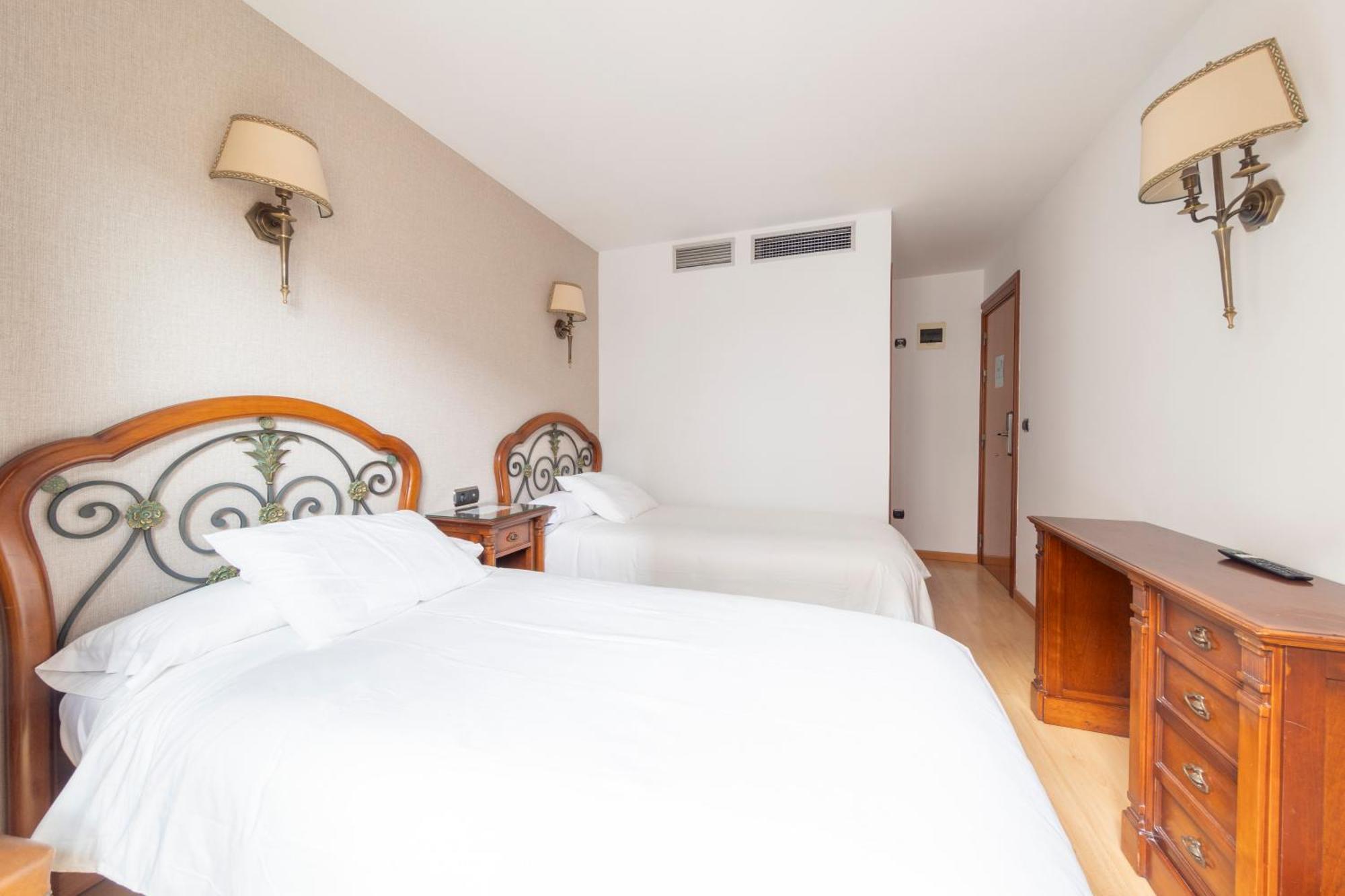 Hostal Sin Recep24H Puerta De La Villa - Pet Friendly & Restaurante Almazán Exterior photo