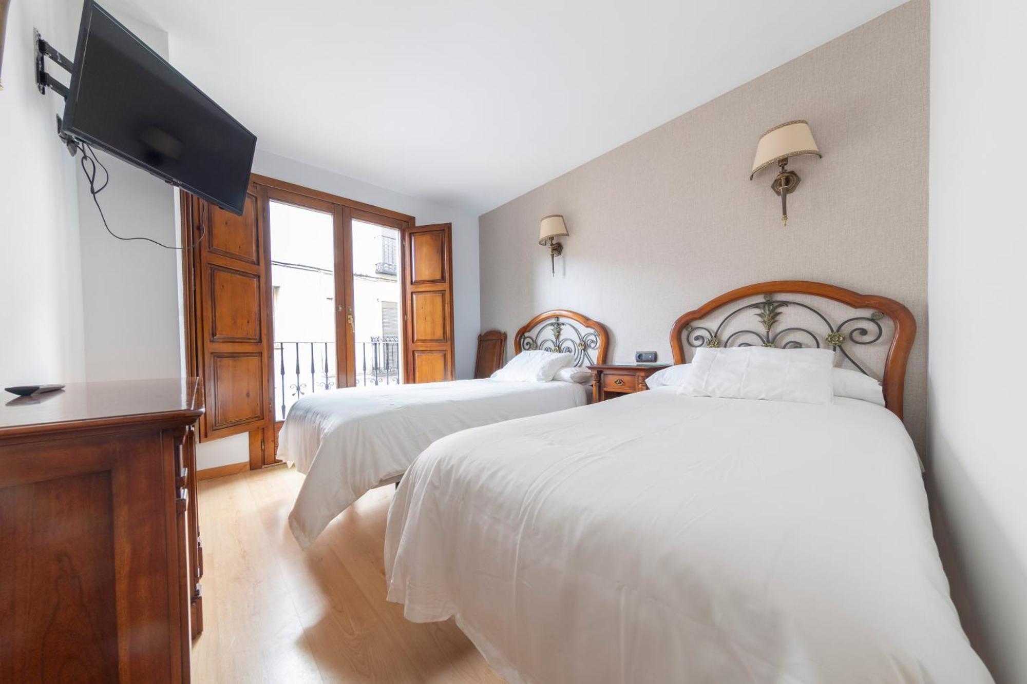 Hostal Sin Recep24H Puerta De La Villa - Pet Friendly & Restaurante Almazán Exterior photo