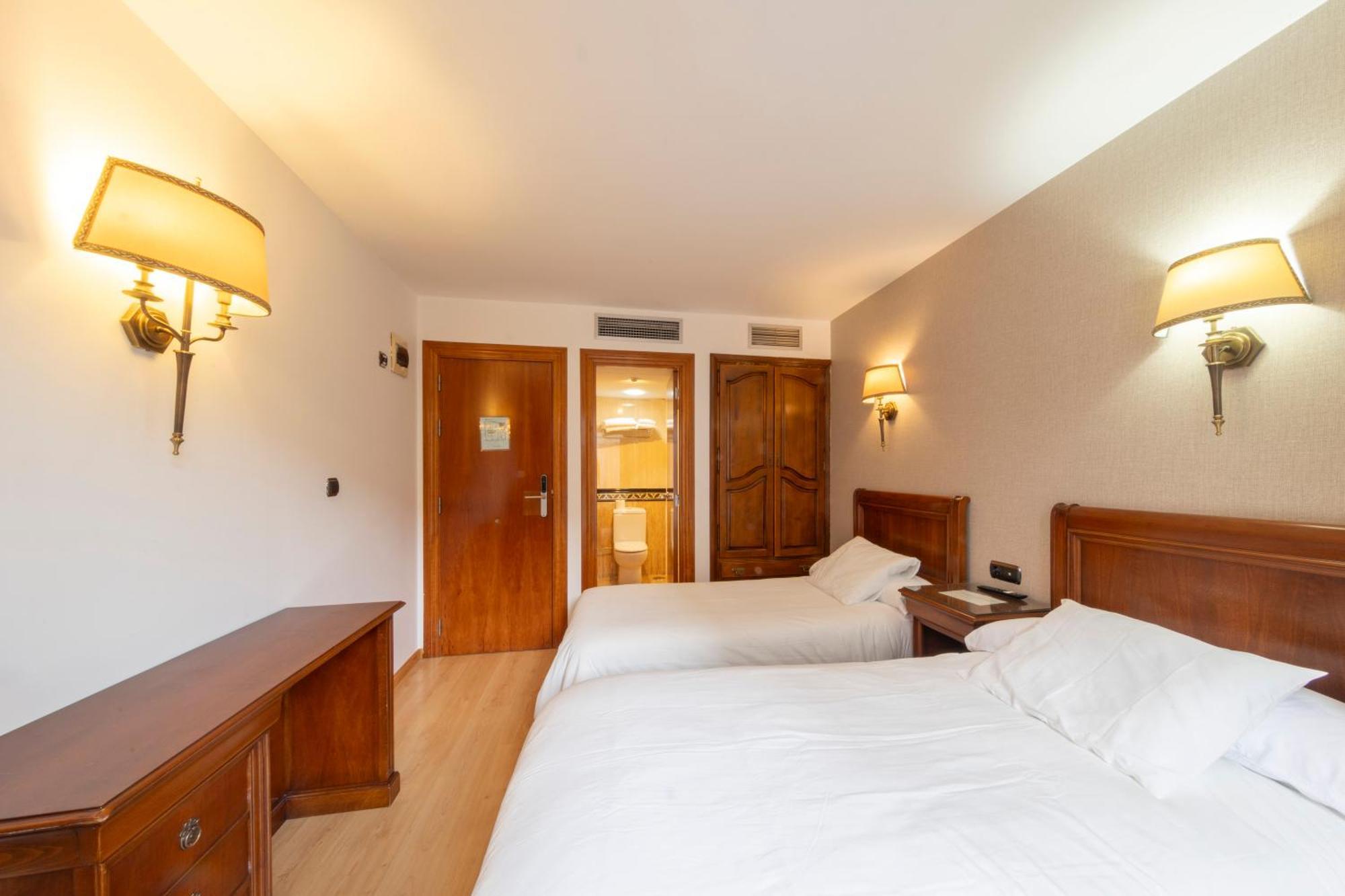 Hostal Sin Recep24H Puerta De La Villa - Pet Friendly & Restaurante Almazán Exterior photo
