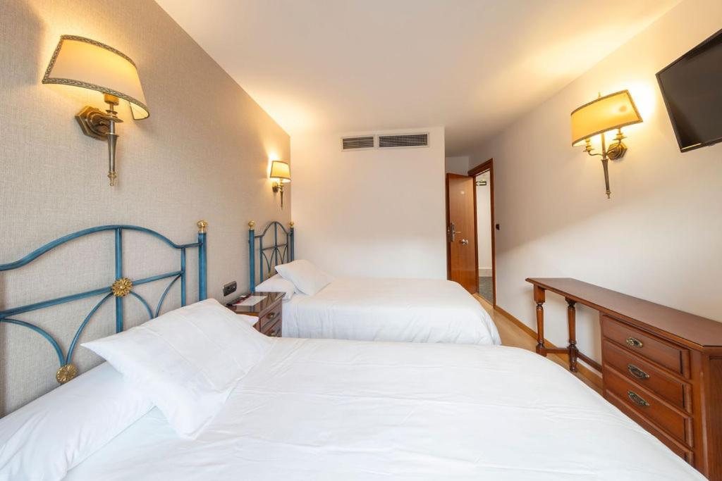 Hostal Sin Recep24H Puerta De La Villa - Pet Friendly & Restaurante Almazán Exterior photo